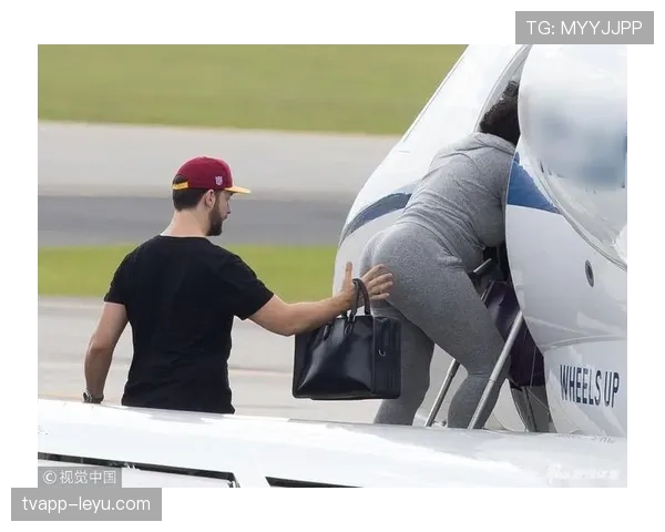 小威退役后晒出的日常：凌晨四点陪娃练琴，顺手给自己订了架私人飞机