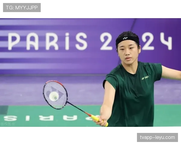 孔令辉拎菜篮子在小区门口和邻居侃大山，奥运金牌那张脸一下变成隔壁大叔